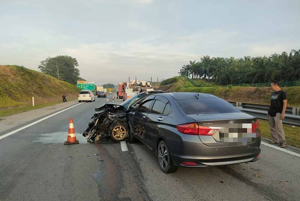 Keadaan kereta jenis Honda City dan Proton Saga yang terlibat dalam nahas empat kenderaan di Kilometer 140.9 LPT1 arah barat, Maran pada Isnin.