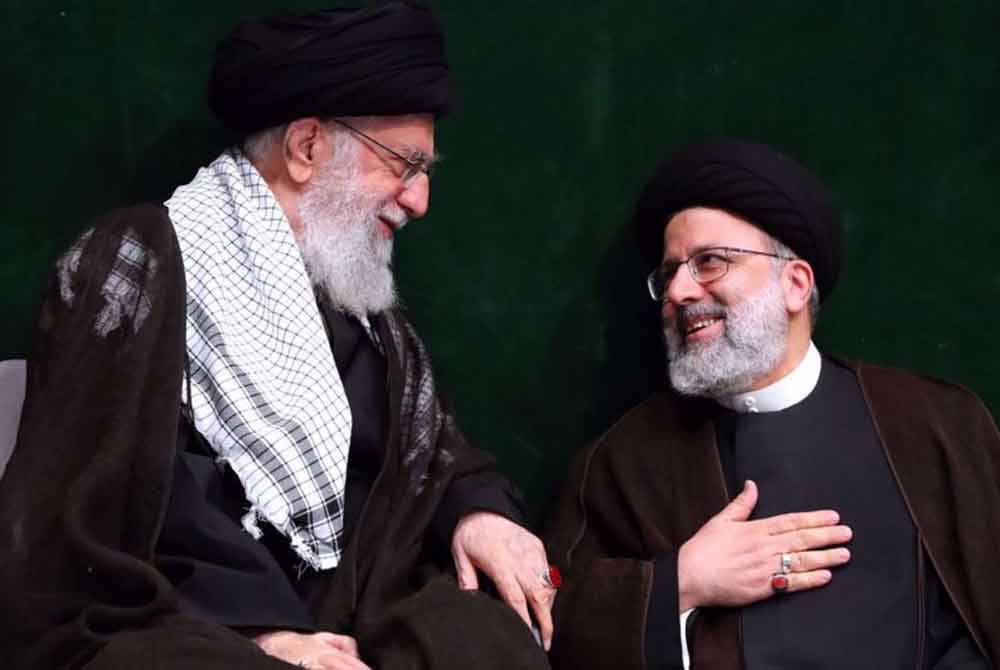 Ali Khamenei (kiri) bersama Raisi. Foto Agensi