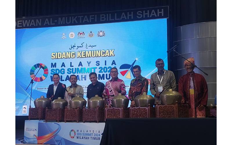 Setiausaha Kerajaan Negeri Terengganu YBM Tengku Seri Bijaya Raja (empat dari kiri), Timbalan Ketua Setiausaha (Makro) Kementerian Ekonomi YBhg. Dato’ Luqman Ahmad (lima dari kiri), Ketua Pegawai Eksekutif Majlis Pembangunan Wilayah Ekonomi Pantai Timur (ECERDC), YBhg. Dato’ Baidzawi Che Mat (dua dari kiri) pada Majlis Perasmian Penutupan Sidang Kemuncak SDG Malaysia 2024 Wilayah Timur di Universiti Sultan Zainal Abidin (UniSZA) di Kuala Nerus pada Ahad.
