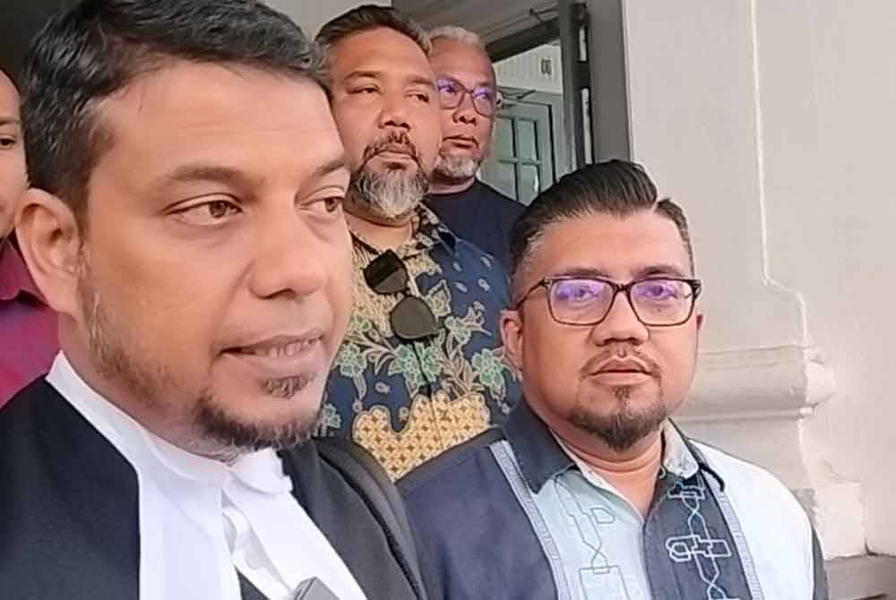 Muhammad Rafique (kiri) bersama Che&#039;gu Bard pada sidang akhbar selepas keputusan Mahkamah Tinggi Johor Bahru pada Isnin.