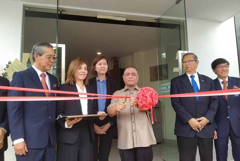 Saarani memotong riben sebagai simbol perasmian Pejabat REHDA Perak di sini pada Isnin.