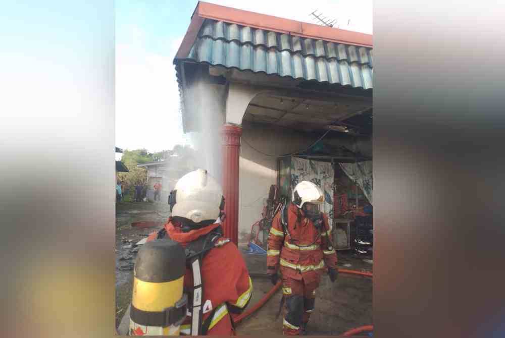 Dua rumah di Kampung Sungai Sikamat, di sini, dilaporkan terbakar pada Isnin.