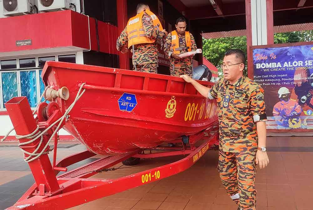 Awang Hidzel (kanan) memantau persiapan berkala JBPM Kedah di BBP Alor Setar, pada Isnin.