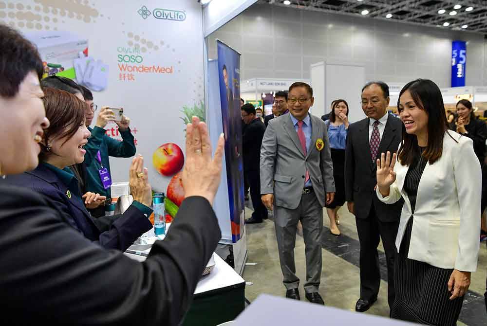 Nie Ching (kanan) melawat Pameran Perdagangan dan Budaya Industri Pintar China 2024 di Pusat Konvensyen Kuala Lumpur, pada Isnin. Foto Bernama