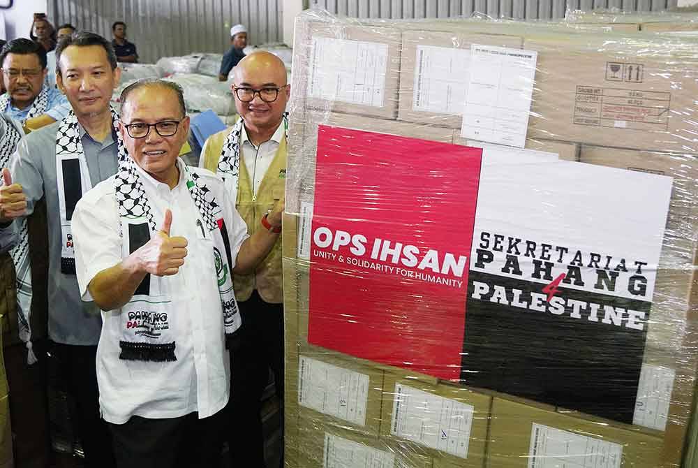 Menteri Besar Pahang, Datuk Seri Wan Rosdy Wan Ismail melancarkan Flag-Off Barang Bantuan Kemanusiaan Dari Pahang Ke Gaza, Palestin di Kawasan Perindustrian Pelabuhan Klang pada Isnin.