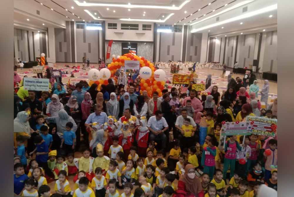 Amirudin (duduk tengah) bersama peserta program "Most Kindergartener Participants In An Integrity Awareness Campaign" di Shah Alam pada Isnin.