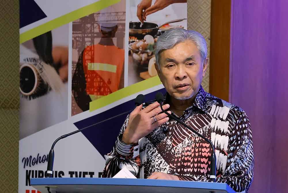 Ahmad Zahid Hamidi menyampaikan ucapan pada Peluncuran Sistem Pengambilan UP_TVET hari ini. Foto Bernama