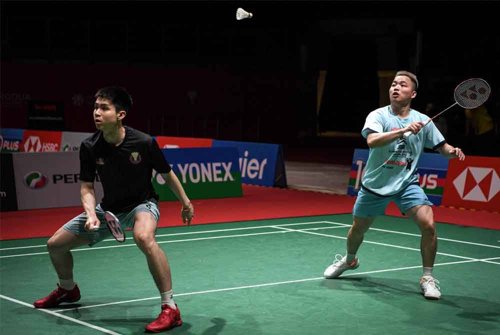 Aksi pasang Aaron (kanan) dan Wooi Yik ketika jalani sesi latihan menjelang kejohanan badminton Masters Malaysia 2024 di Axiata Arena, Bukit Jalil, hari ini. Foto Bernama