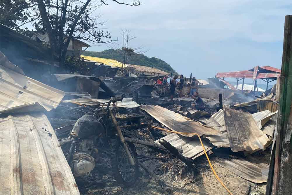 Tiga buah premis musnah dalam kebakaran di Pulau Perhentian Kecil dekat sini pada Isnin. Foto ihsan bomba