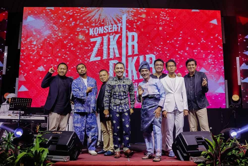 Hafiz bersama barisan penyanyi yang memeriahkan Konsert Zikir Dikir.