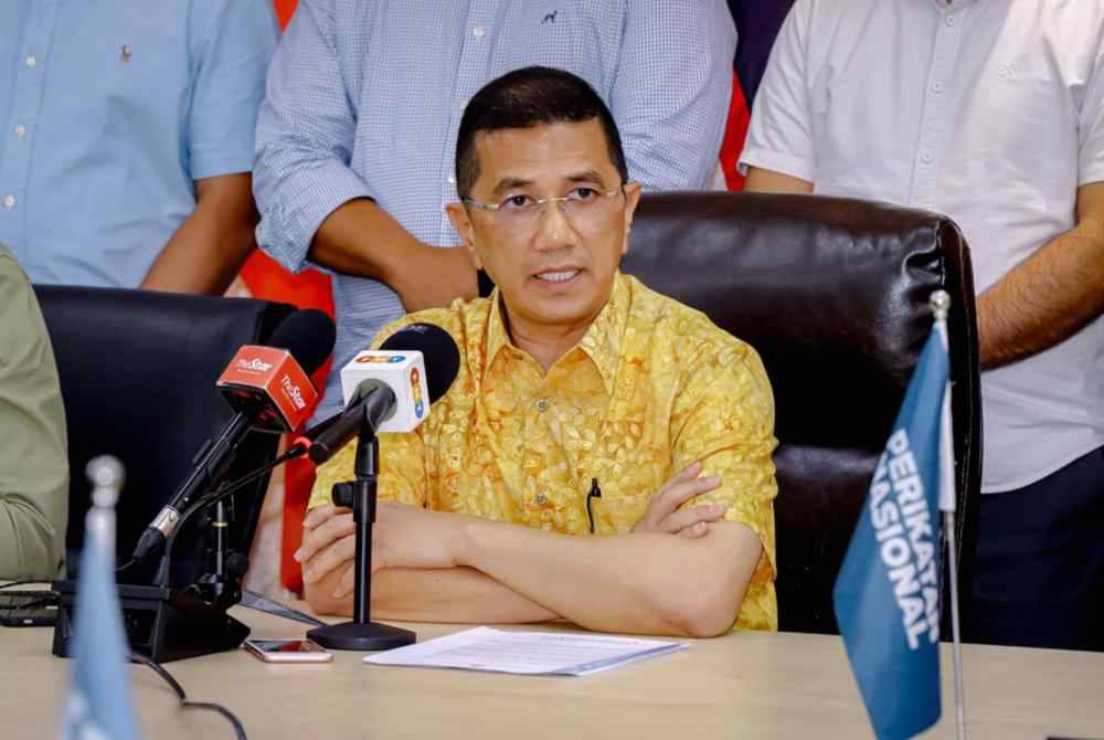 Mohamed Azmin ketika sidang akhbar di Ibu Pejabat Perikatan Nasional (PN) pada Isnin.