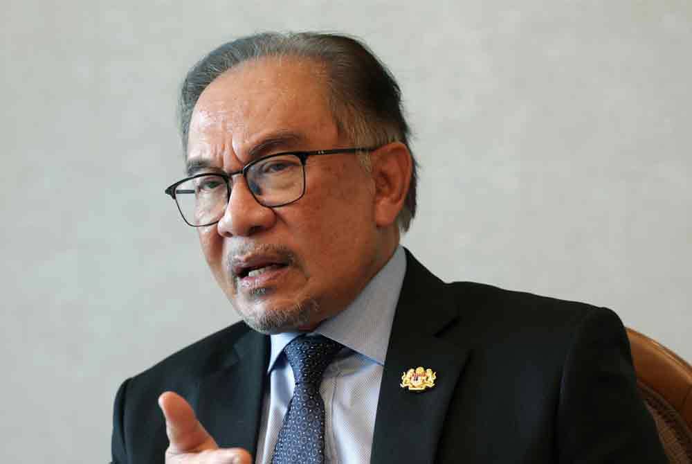 Anwar ketika sidang media bersama wakil media Malaysia di akhir lawatan beliau ke di Uzbekistan di sini hari ini. Foto Bernama