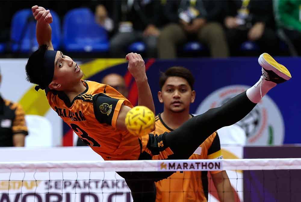 Noraizat (kiri) dan Aidil Aiman (kanan) ketika menentang pasukan Brunei dalam kategori beregu pada Kejohanan Piala Dunia Sepak Takraw 2024 di Stadium Titiwangsa hari ini. Foto Bernama