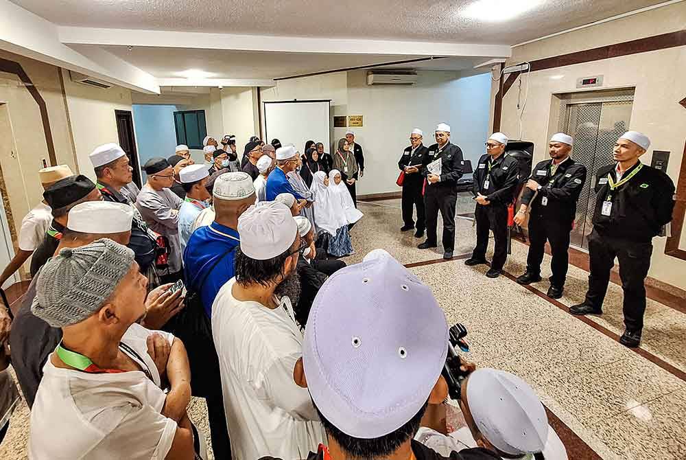 Dr Asraf turut memberi taklimat kesihatan kepada jemaah haji di Hotel Abraj Al-Janadriyah.