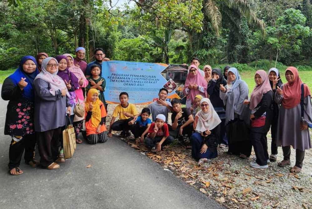 MASYARAKAT Orang Asli dan pensyarah UPTM bergambar kenangan selepas berjaya menamatkan Program Pembangunan Keagamaan dan Pendidikan 3M Komuniti Masyarakat Orang Asli di Kampung Pabai, Rembau, Negeri Sembilan April lalu. 