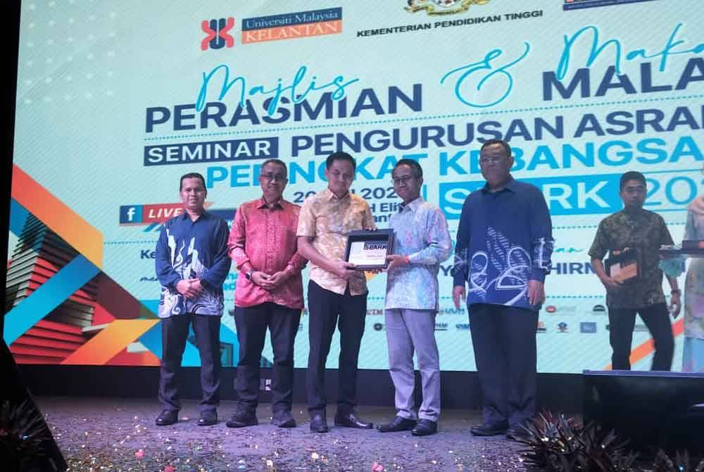 Hilman (dua dari kanan) menyampaikan sijil penghargaan kepada universiti terlibat sempena Seminar Pengurusan Asrama Peringkat Kebangsaan (SPARK) 2024 pada Isnin.