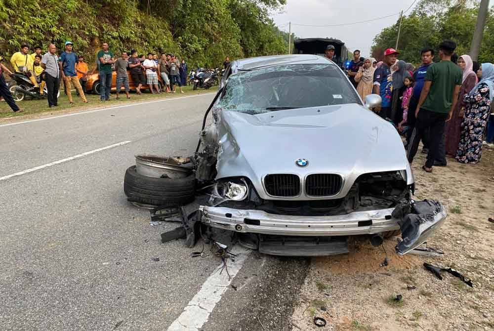 Penghulu Tinggi maut selepas kereta BMW 525(A) yang dipandunya bertembung dengan sebuah lori. Foto: Ihsan Polis