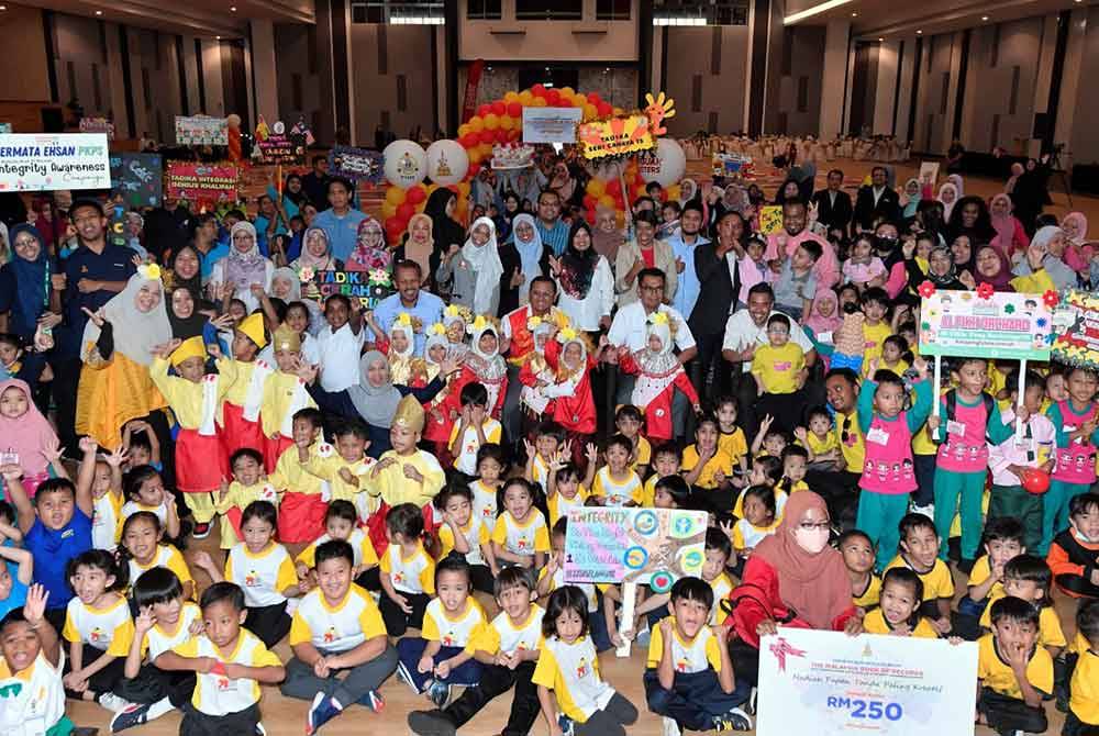 Program ini berjaya memecah rekod Malaysia Book Of Records menerusi penglibatan paling ramai iaitu 1,066 kanak-kanak berumur tiga hingga enam tahun dalam program Most Kindergartener Participants In An Integrity Awareness Campaign di sini pada Isnin.