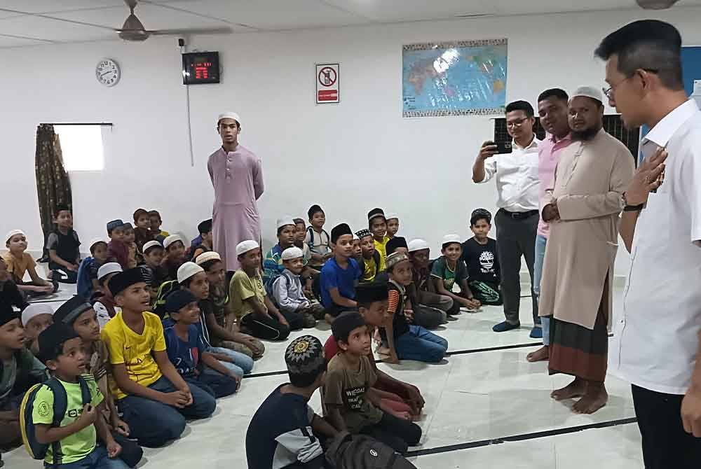 Mohd Fared beramah mesra dengan murid dalam kalangan anak-anak Rohingya di Balai Islam Kampung Plentong Baru, Johor Bahru pada Isnin.