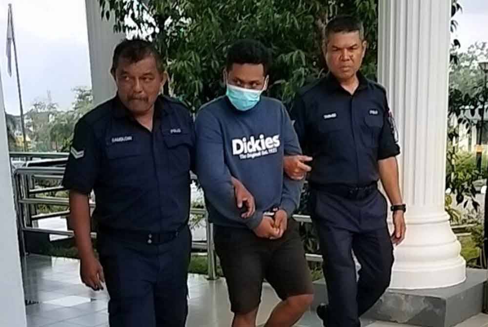 Mohamad Nazri (tengah) ketika dibawa keluar dari Mahkamah Majistret pada Selasa.