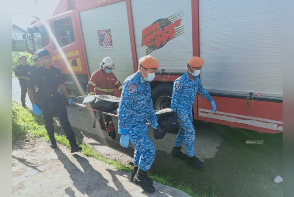 Bomba menemukan seorang mangsa rentung di depan pintu bilik nombor dua dan diserah kepada pihak polis untuk tindakan selanjutnya. Foto APM Sibu