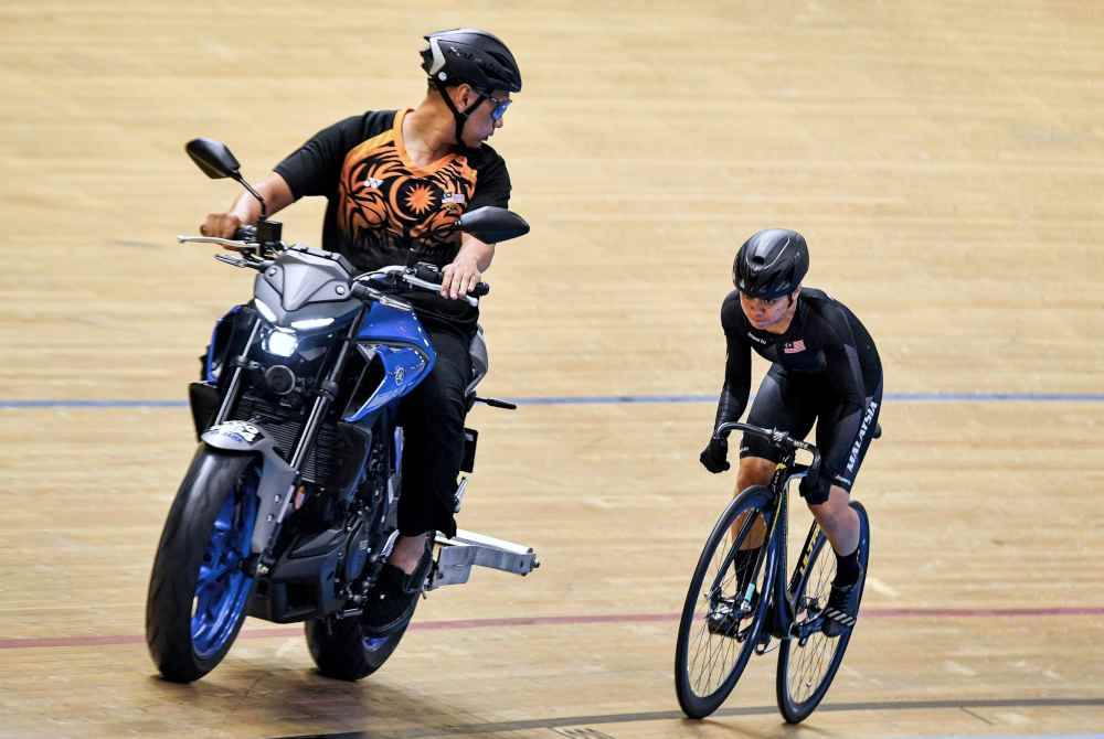 Atlet basikal trek negara Nurul Izzah Izzati Mohd Asri menjalani latihan pada persiapan akhir menjelang temasya Sukan Olimpik Paris 2024 di Velodrom Nasional pada Selasa. Foto Bernama