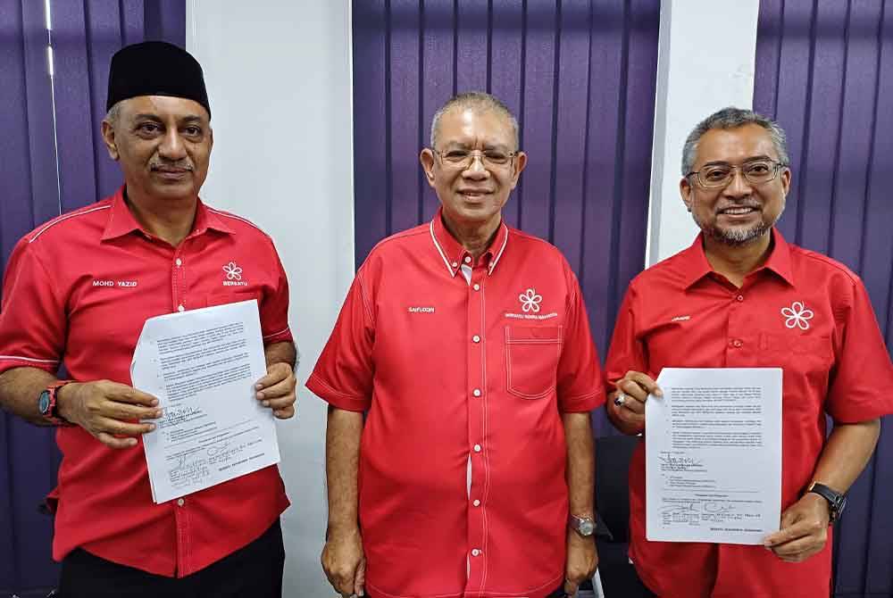 Saifuddin (tengah) menyaksikan Mohd Yazid (kiri) dan Jasri (kanan) menandatangani surat arahan bertulis daripada Bersatu di Pusat Khidmat Parlimen Indera Mahkota pada Selasa.