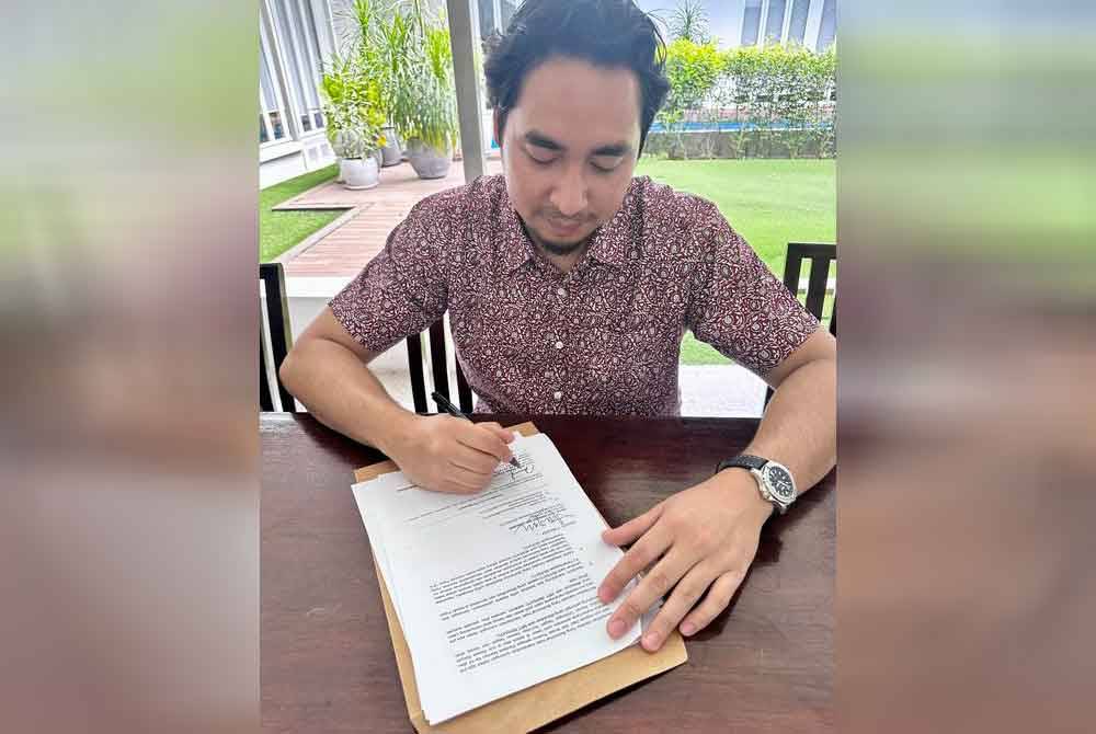 Wan Ahmad Fayhsal menandatangani surat arahan bertulis Majlis Pimpinan Tertinggi Bersatu pada Selasa.