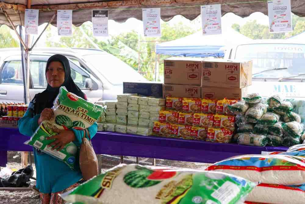 Orang ramai membeli barangan keperluan pada Jualan Rahmah Madani Bergerak DUN Nenggiri di Kampung Jerek pada Selasa. Foto Bernama