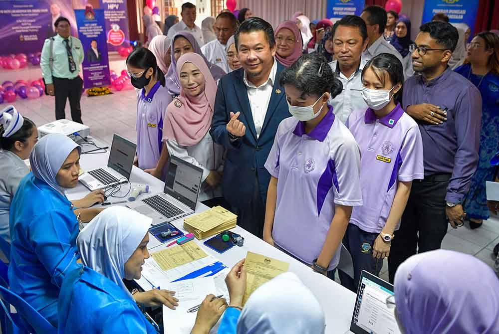 Lukanisman (tengah) meninjau proses pra-pelancaran Imunisasi HPV &#039;Catch-Up&#039; kepada pelajar Tingkatan 1 hingga 4 di SMK Pusat Bandar Puchong 1, Puchong pada Selasa. Foto Bernama