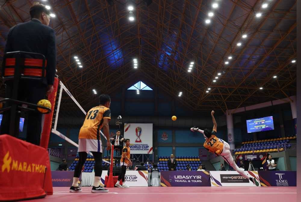 Servis tajam Syahir (kanan) membantu Malaysia menewaskan Singapura 2-0 dalam aksi suku akhir Piala Dunia Sepak Takraw di Kuala Lumpur pada Selasa. Foto Bernama