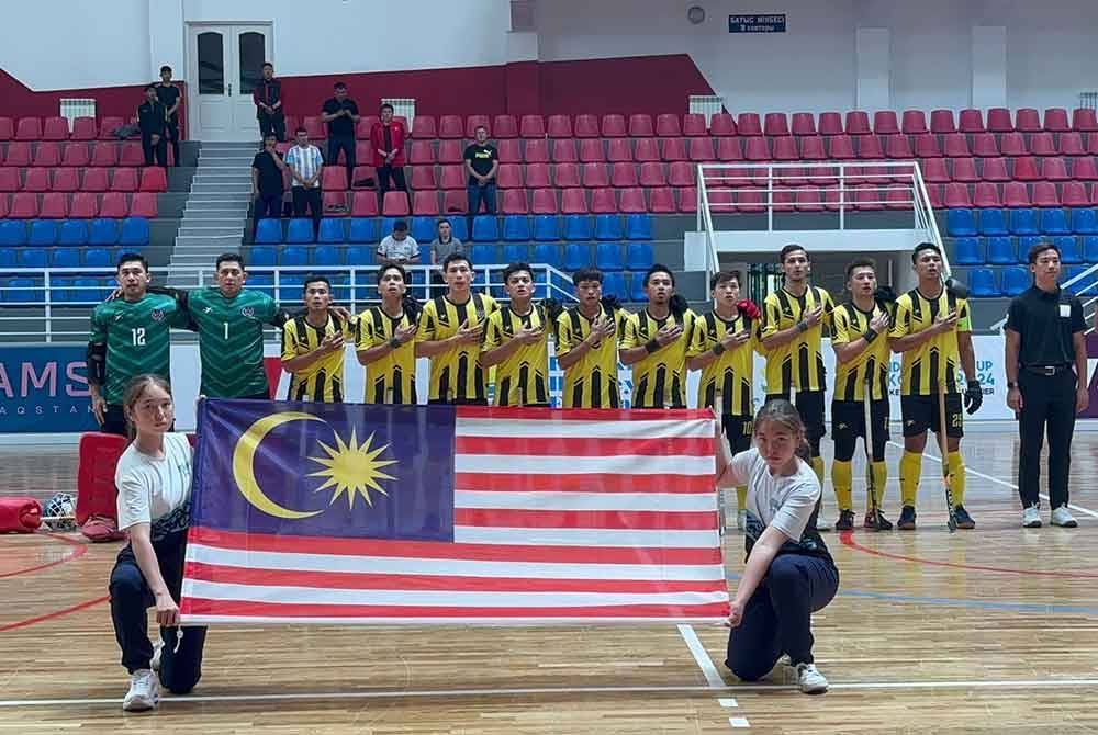 Skuad hoki lelaki dalam dewan negara sebelum menentang Oman pada aksi Kumpulan B di Taldykorgan, Kazakhstan, pada Selasa. Foto Persekutuan Hoki Malaysia