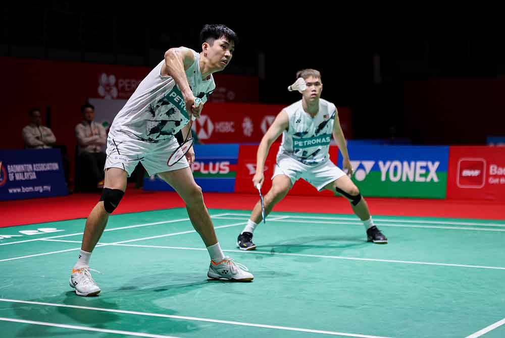 Wei Chong (kiri) dan Kai Wun menewaskan pasangan Taiwan untuk mara ke pusingan kedua Masters Malaysia di Bukit Jalil pada Selasa. Foto Bernama.