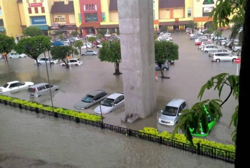 Beberapa siri banjir kilat berlaku di sekitar Puchong sejak tahun lepas menjejaskan trafik serta pengoperasian pusat perniagaan. Foto fail Bernama