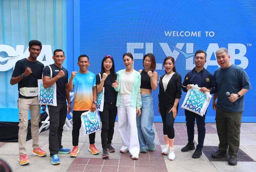 Pengarah Pemasaran dan E-Dagang Hoka, Tim Tham (kanan) dan Pengurus Besar Hoka, May Han melancarkan Flylab di Esplanade, Taman KLCC.