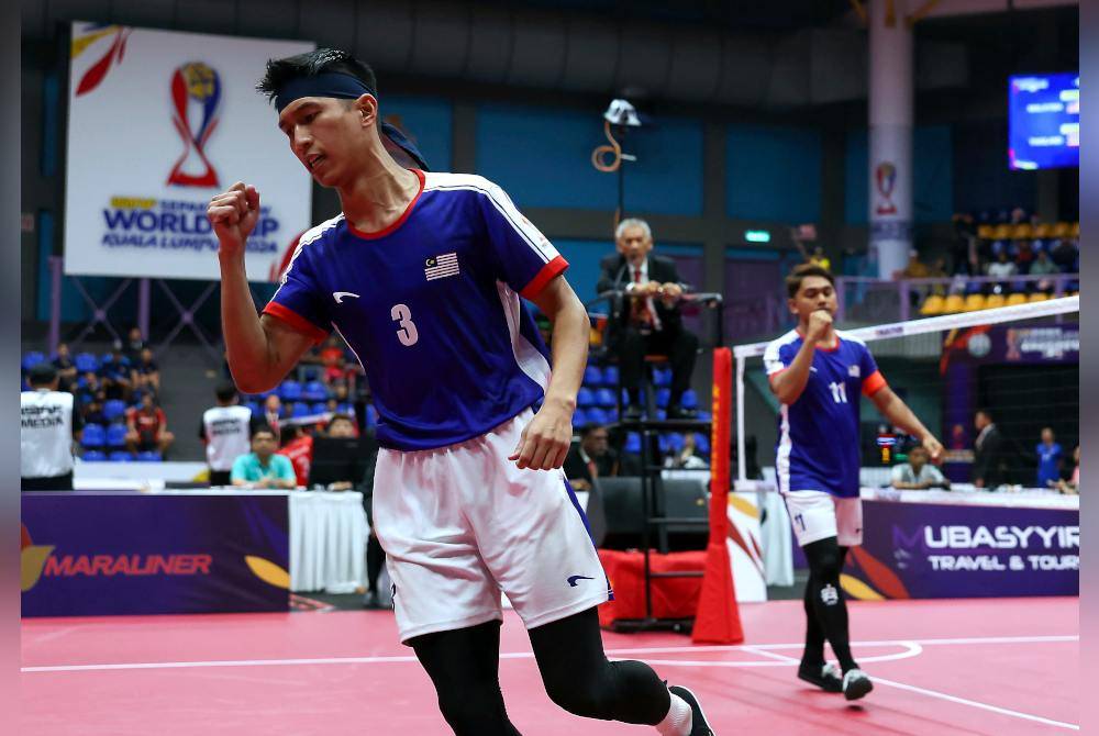 Aksi Noraizat (kiri) dan Aidil Aiman (kanan) ketika menentang pasukan Myanmar di peringkat separuh akhir acara beregu pada Kejohanan Piala Dunia Sepak Takraw 2024 di Stadium Titiwangsa pada Selasa. Foto Bernama