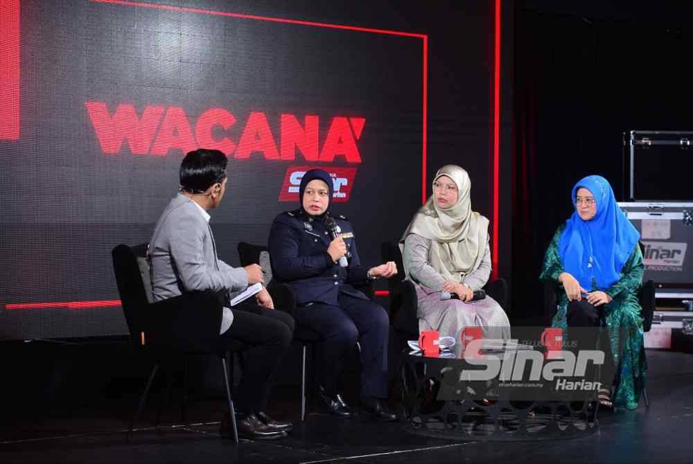 Dr Geshina Ayu (kanan) ketika menjadi panel dalam Wacana Sinar Siri 441 yang bertajuk ‘Raksasa’ dalam rumah yang berlangsung di Kompleks Kumpulan Karangkraf pada Selasa.