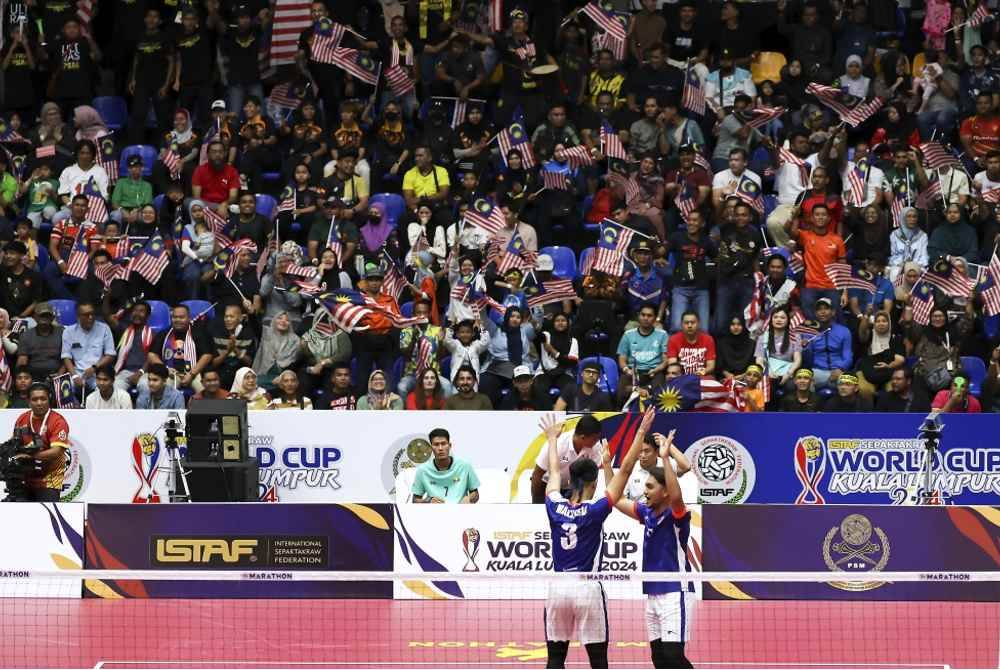 Aksi Noraizat dan Aidil Aiman ketika menentang pasukan Myanmar di peringkat separuh akhir acara beregu pada Kejohanan Piala Dunia Sepak Takraw 2024 di Stadium Titiwangsa pada Selasa. Foto Bernama