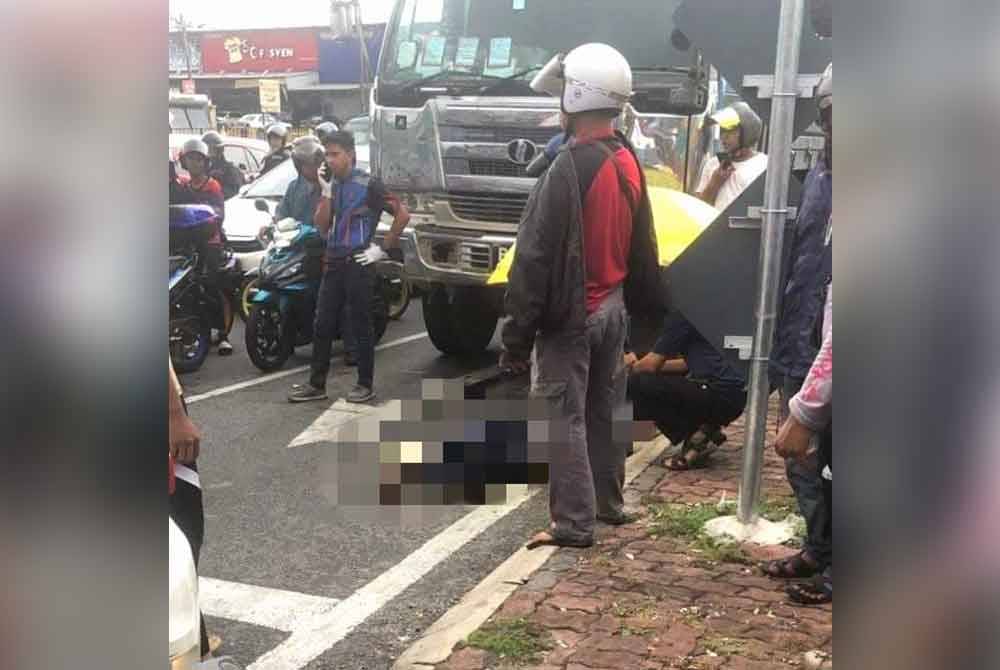 Gambar tular di media sosial memaparkan kejadian kemalangan di persimpangan lampu isyarat Greenwood menghala ke Sri Gombak, di sini, pada Selasa.