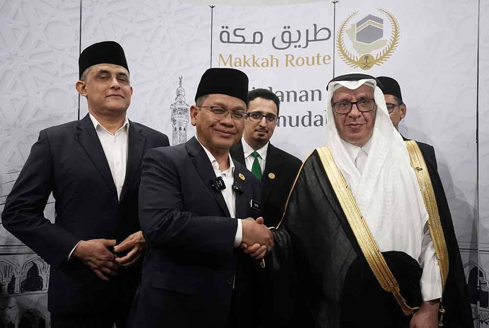 Menteri di Jabatan Perdana Menteri (Hal Ehwal Agama) Datuk Dr Mohd Na&#039;im Mokhtar bersama Duta Besar Arab Saudi ke Malaysia, Mesaad Ibrahim Al Sulaim pada pelepasan bakal haji dari kumpulan ke-38 berlepas ke tanah suci dari sini menaiki penerbangan Saudi Airlines SV 5013 pada 2.15 pagi tadi di Lapangan Terbang Antarabangsa Kuala Lumpur (KLIA). Foto Bernama