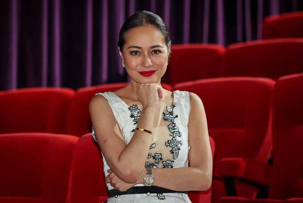 Pelakon dan Penyanyi Maya Karin memberi pos istimewa untuk peminat setia semasa menghadiri Majlis Tayangan Gala Filem ‘The Experts&#039; di TGV Sunway Velocity, Kuala Lumpur malam tadi. Foto Bernama