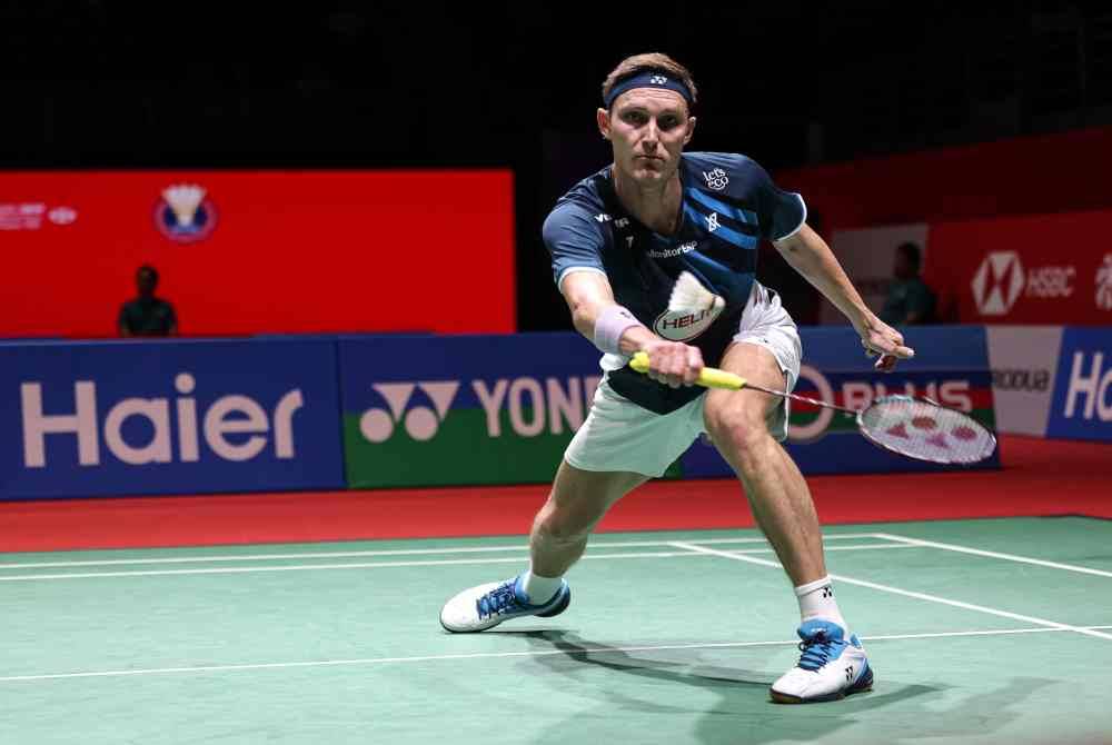 Aksi perseorangan lelaki Denmark, Viktor Axelsen ketika menentang pemain Jepun Koki Watanabe pada peringkat pusingan pertama Kejohanan Badminton Masters Malaysia Axiata Arena, Bukit Jalil, pada Rabu. Foto Bernama