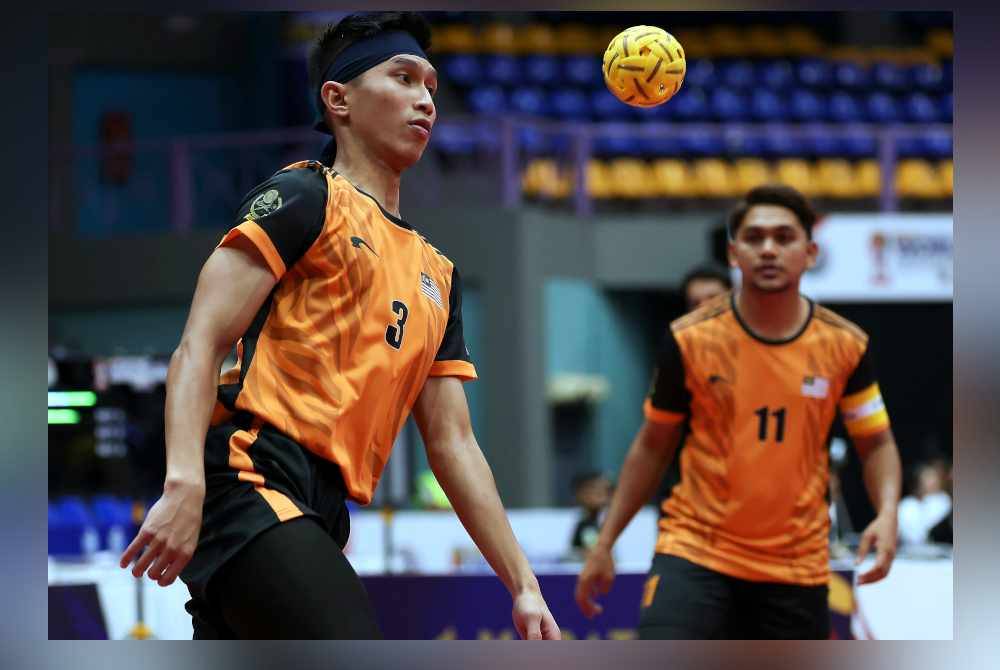 Noraizat (kiri) dan Aidil Aiman menghadiahkan kemenangan kepada Malaysia dalam acara double pada Kejohanan Piala Dunia Sepak Takraw 2024 di Stadium Titiwangsa hari ini.