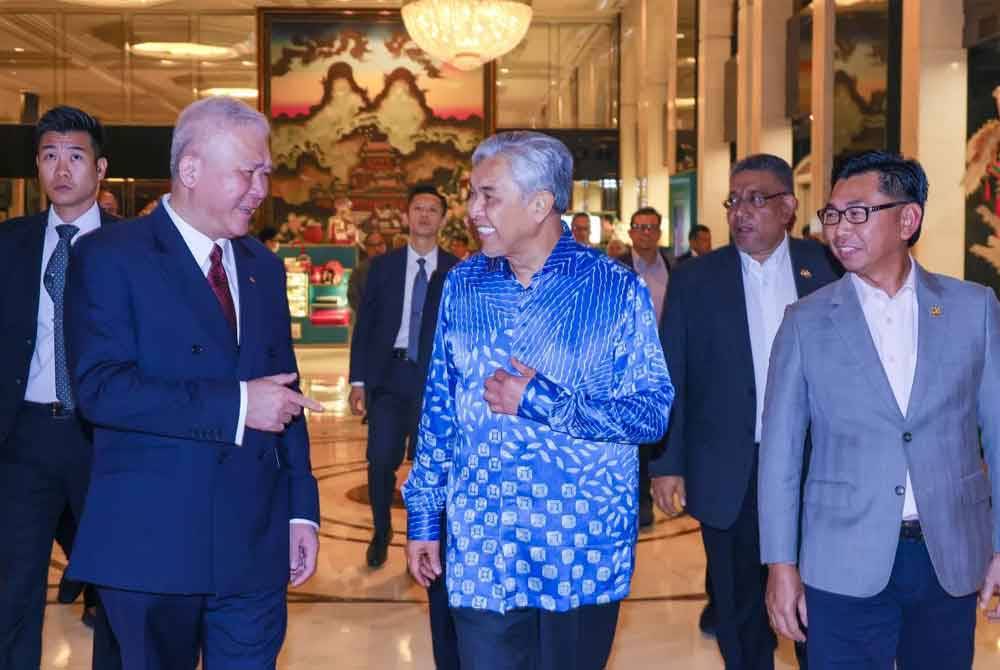 Ahmad Zahid (tengah) tiba di Hong Kong pada Rabu bagi rangka lawatan rasmi selama 11 hari. Foto Facebook Zahid Hamidi