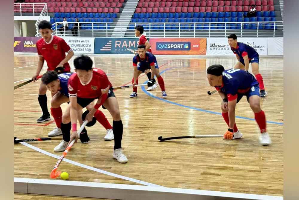 Aksi Malaysia menentang Indonesia dalam perlawanan terakhir Kumpulan B Kejuaraan Piala Asia Hoki Dalam Dewan Taldykorgan 2024 Kazakhstan pada Rabu. Foto Malaysian Hockey Confederation