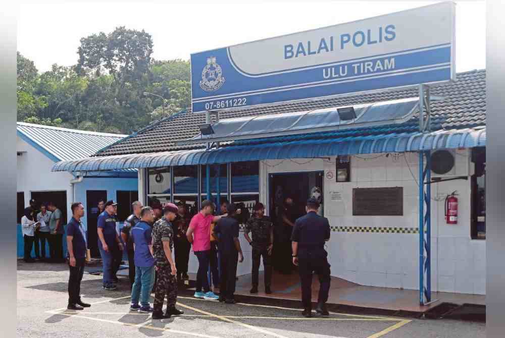 Dua anggota polis maut manakala seorang lagi cedera selepas seorang lelaki bertopeng menyerang Balai Polis Ulu Tiram, Johor Bahru pada 17 Mei lalu.