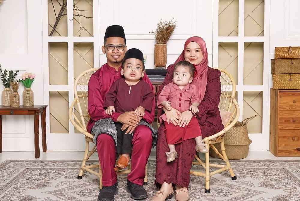 Muhammad Ummar Sayf dan Iris Aleena bergambar bersama ibu bapanya ketika menyambut Hari Raya Aidilfitri pada April lalu.