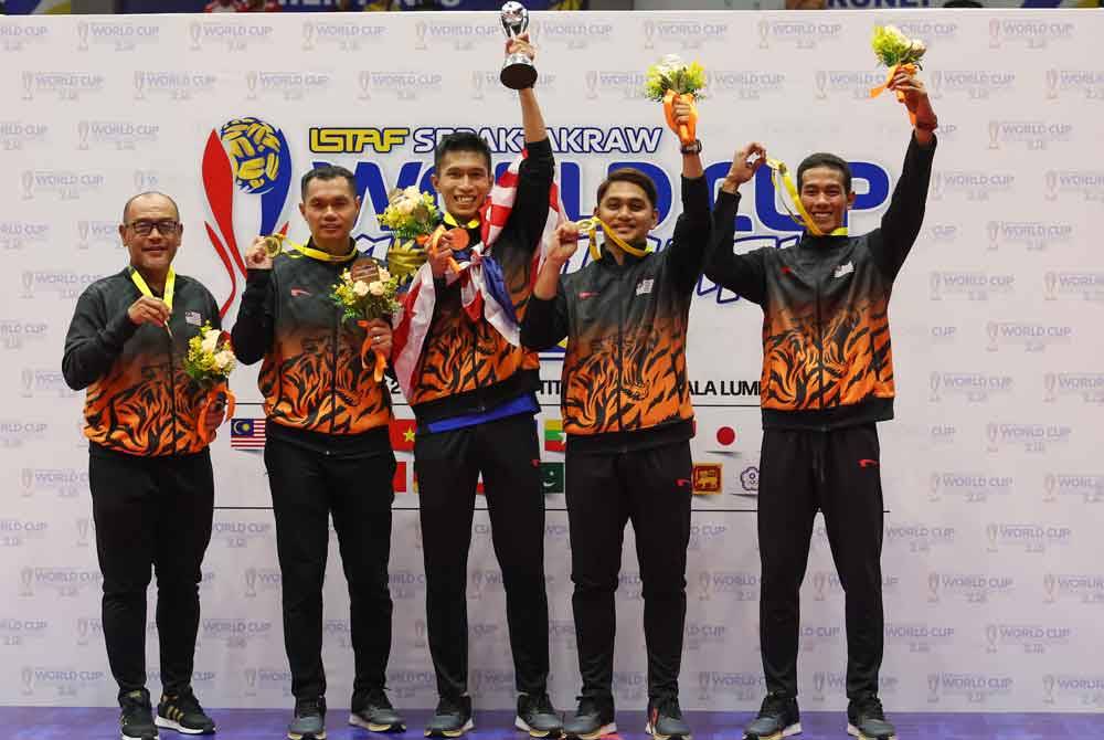 Pasukan Malaysia meraikan kemenangan selepas menjadi Juara dalam acara Beregu pada Kejohanan Piala Dunia Sepak Takraw 2024 di Stadium Titiwangsa pada Rabu. Foto Bernama