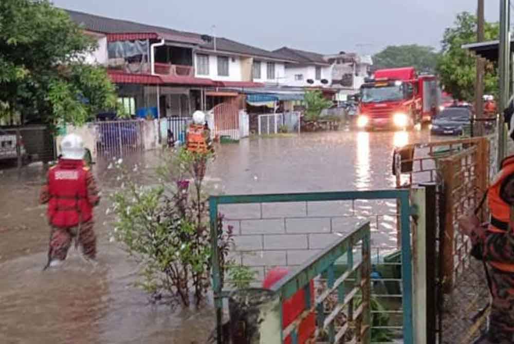 Menurut bomba, taburan hujan tinggi menyebabkan banjir kilat, menyaksikan air memenuhi longkang dan sungai serta melimpah ke jalan utama. Foto JBPM dan APM Perak