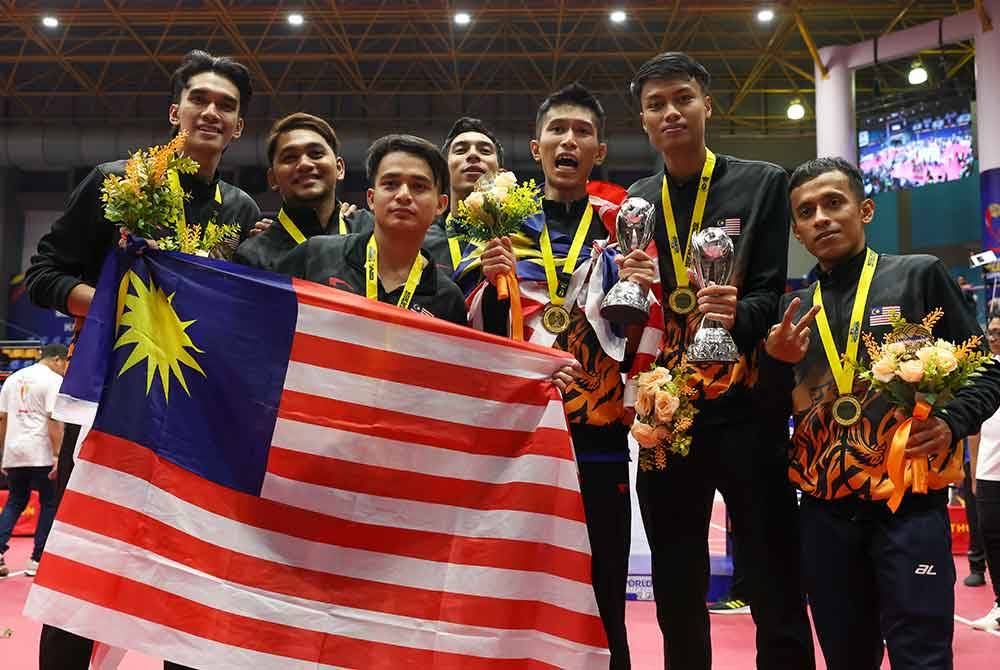 Pasukan Malaysia meraikan kemenangan selepas menjadi Juara dalam acara Regu dan Beregu pada Kejohanan Piala Dunia Sepak Takraw 2024 di Stadium Titiwangsa. Foto Bernama